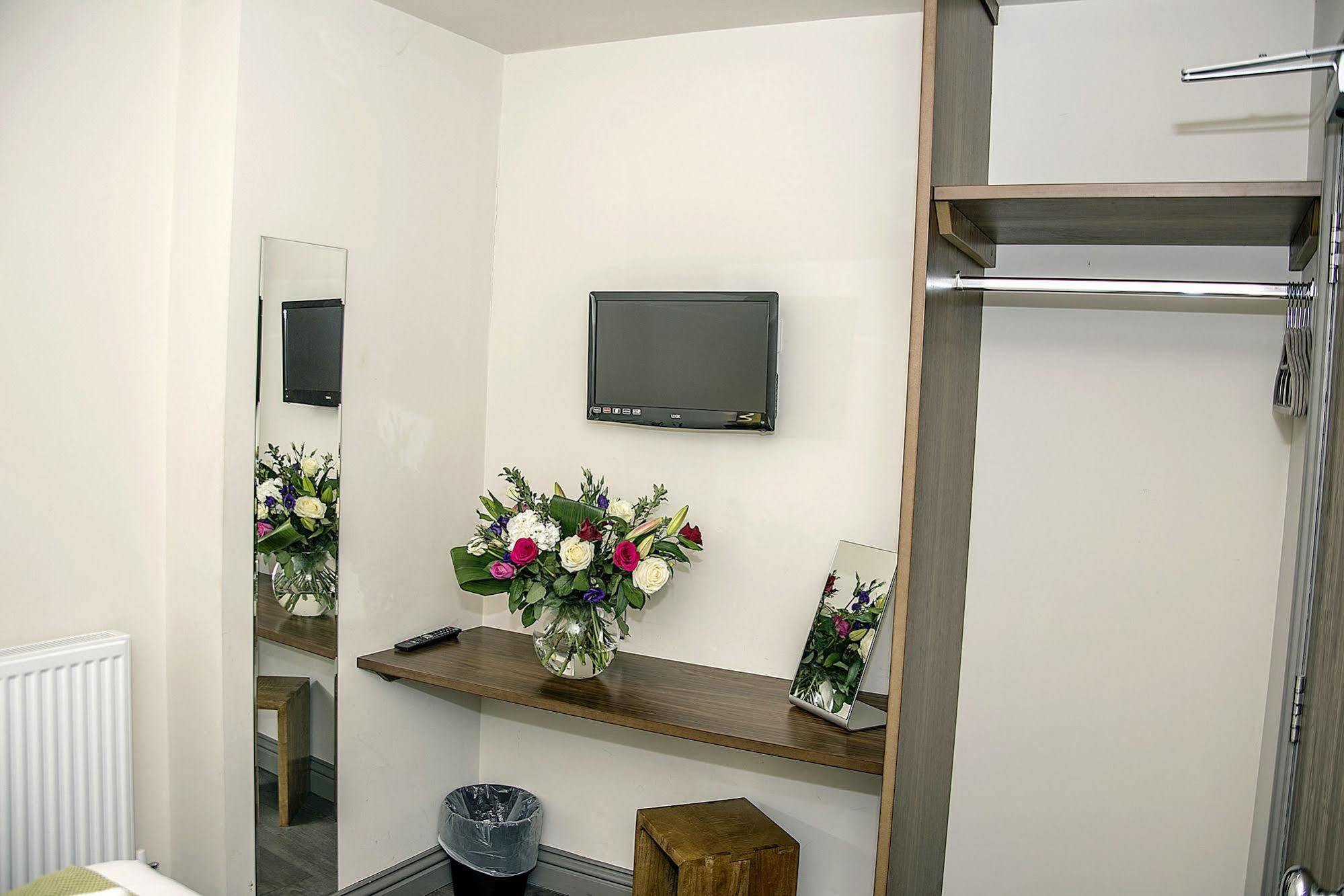 Base Serviced Apartments - City Road Честър Екстериор снимка
