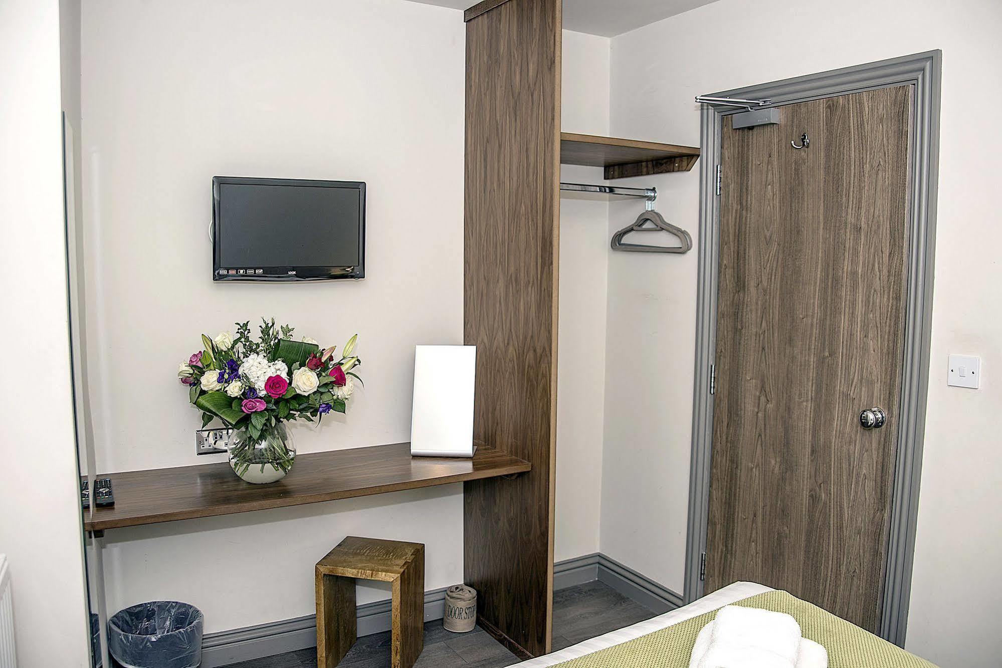 Base Serviced Apartments - City Road Честър Екстериор снимка